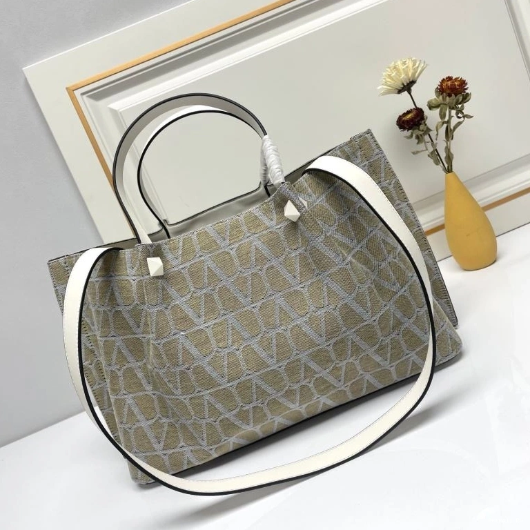 86805 Valentino EasyMatch Shopping Bags 0718